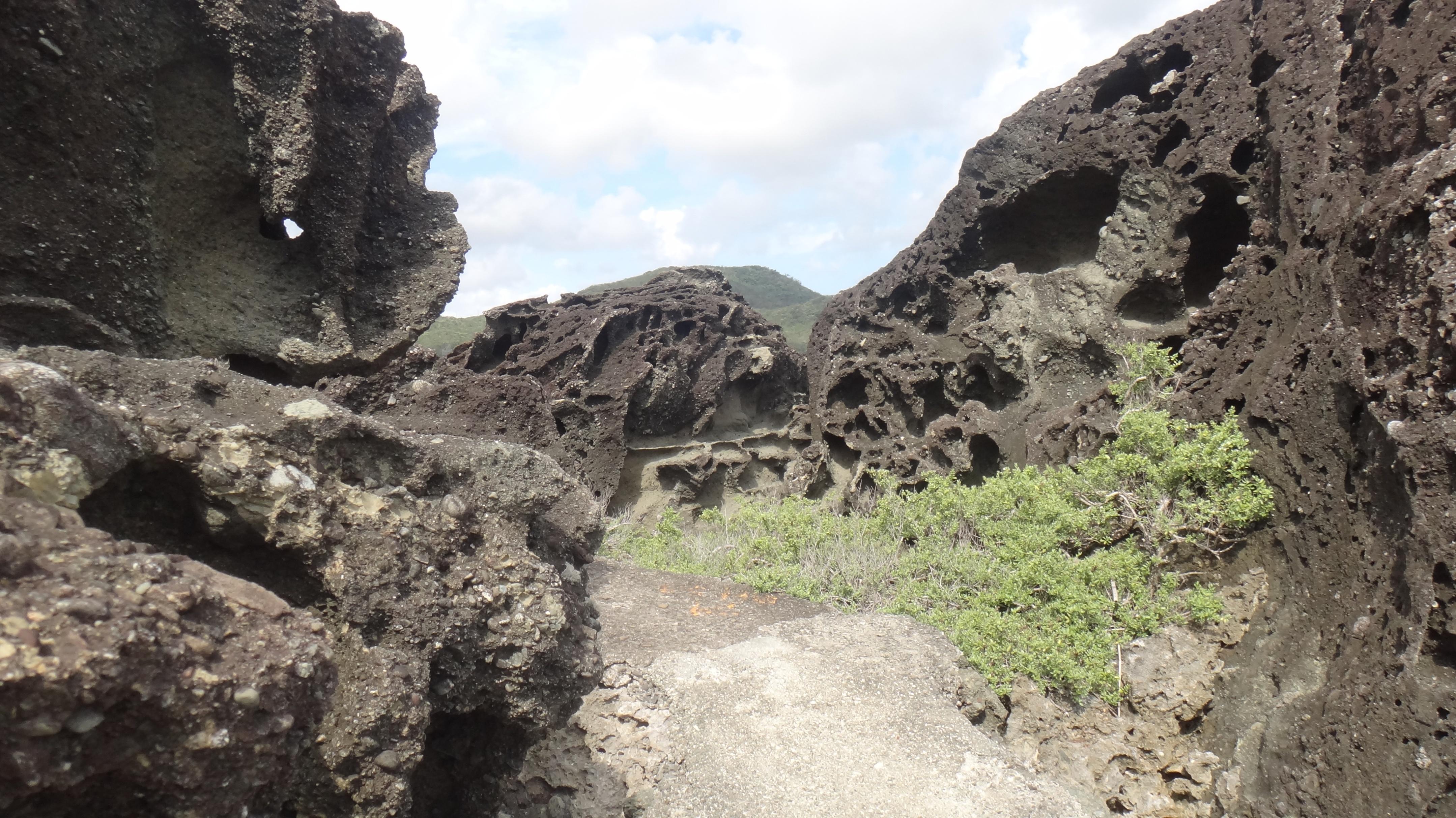 一个三面环海可以看到一洋两峡的地方(图11)