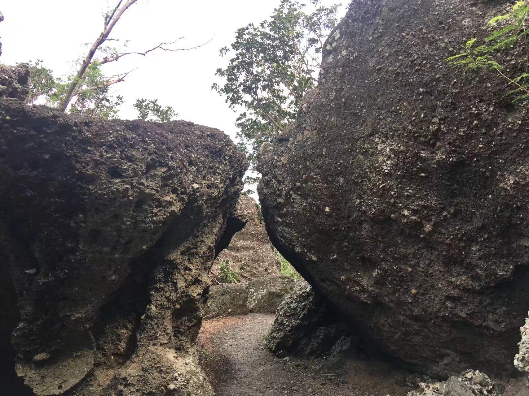 一个三面环海可以看到一洋两峡的地方(图13)