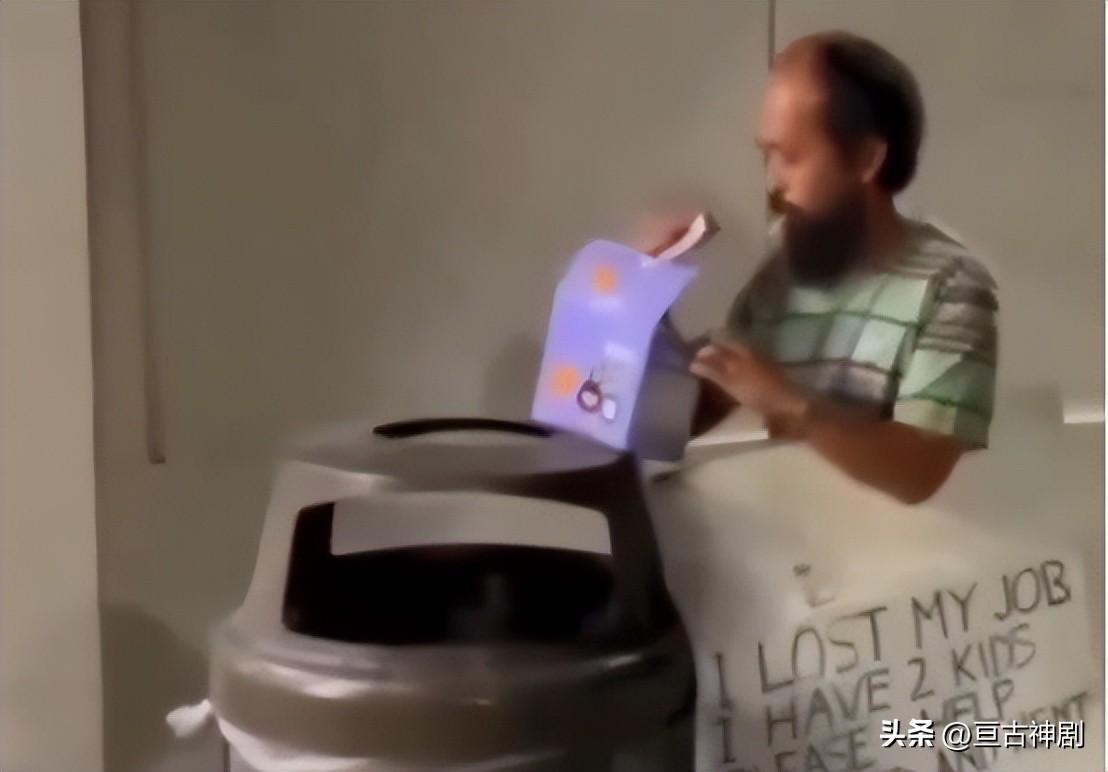 网红天哥借7万跪舔美国，夸赞其空气香甜，如今却形如乞丐(图2)