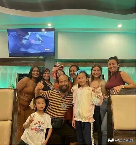 网红天哥借7万跪舔美国，夸赞其空气香甜，如今却形如乞丐(图5)