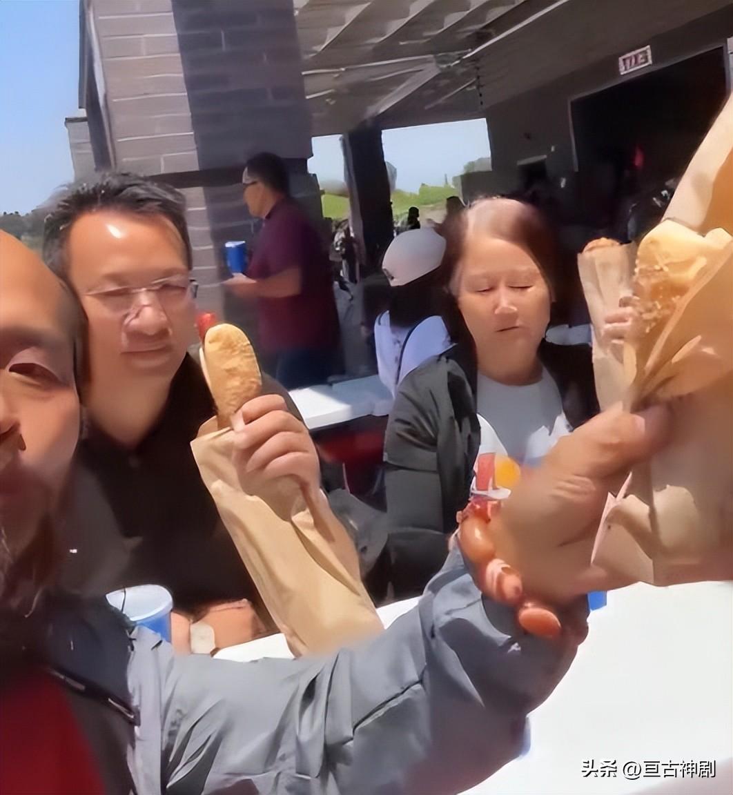 网红天哥借7万跪舔美国，夸赞其空气香甜，如今却形如乞丐(图10)