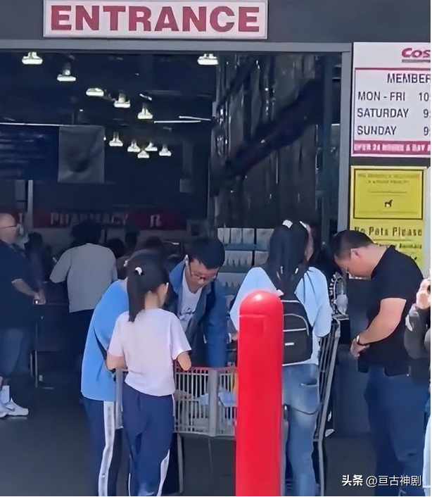 网红天哥借7万跪舔美国，夸赞其空气香甜，如今却形如乞丐(图11)