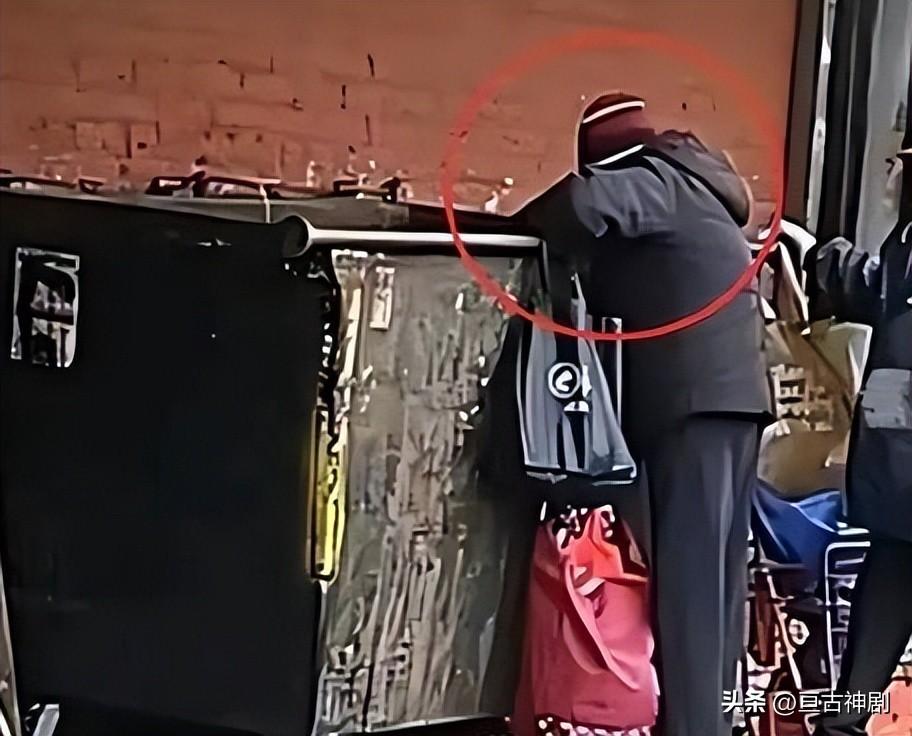 网红天哥借7万跪舔美国，夸赞其空气香甜，如今却形如乞丐(图18)