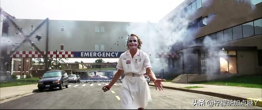 《蝙蝠侠：黑暗骑士》：一部被小丑成就的超英电影，至今不可超越(图3)