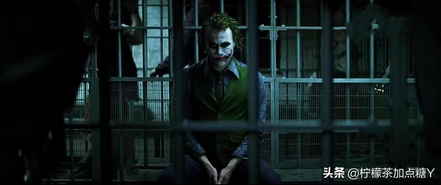 《蝙蝠侠：黑暗骑士》：一部被小丑成就的超英电影，至今不可超越(图7)