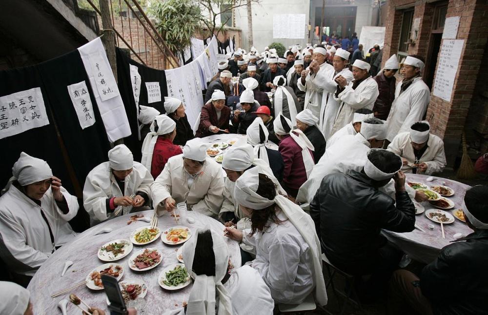 花圈挽联下联都是有落款的，上联可以直接用丧事语录或短语句子(图2)