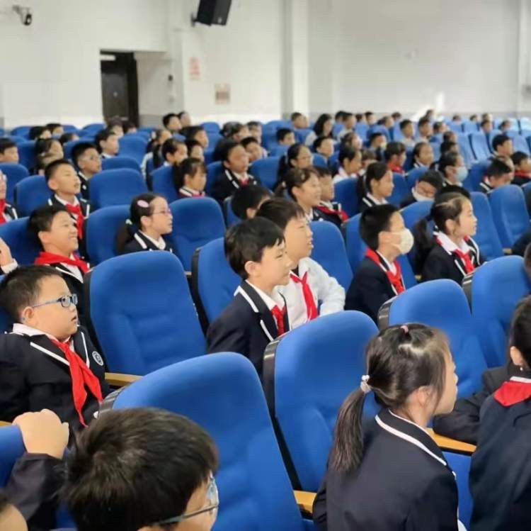 少先队大队委员竞选，参选的孩子都精心准备了三张“名片”(图3)