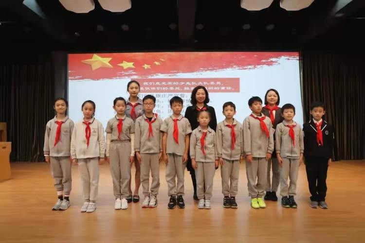 少先队大队委员竞选，参选的孩子都精心准备了三张“名片”(图4)