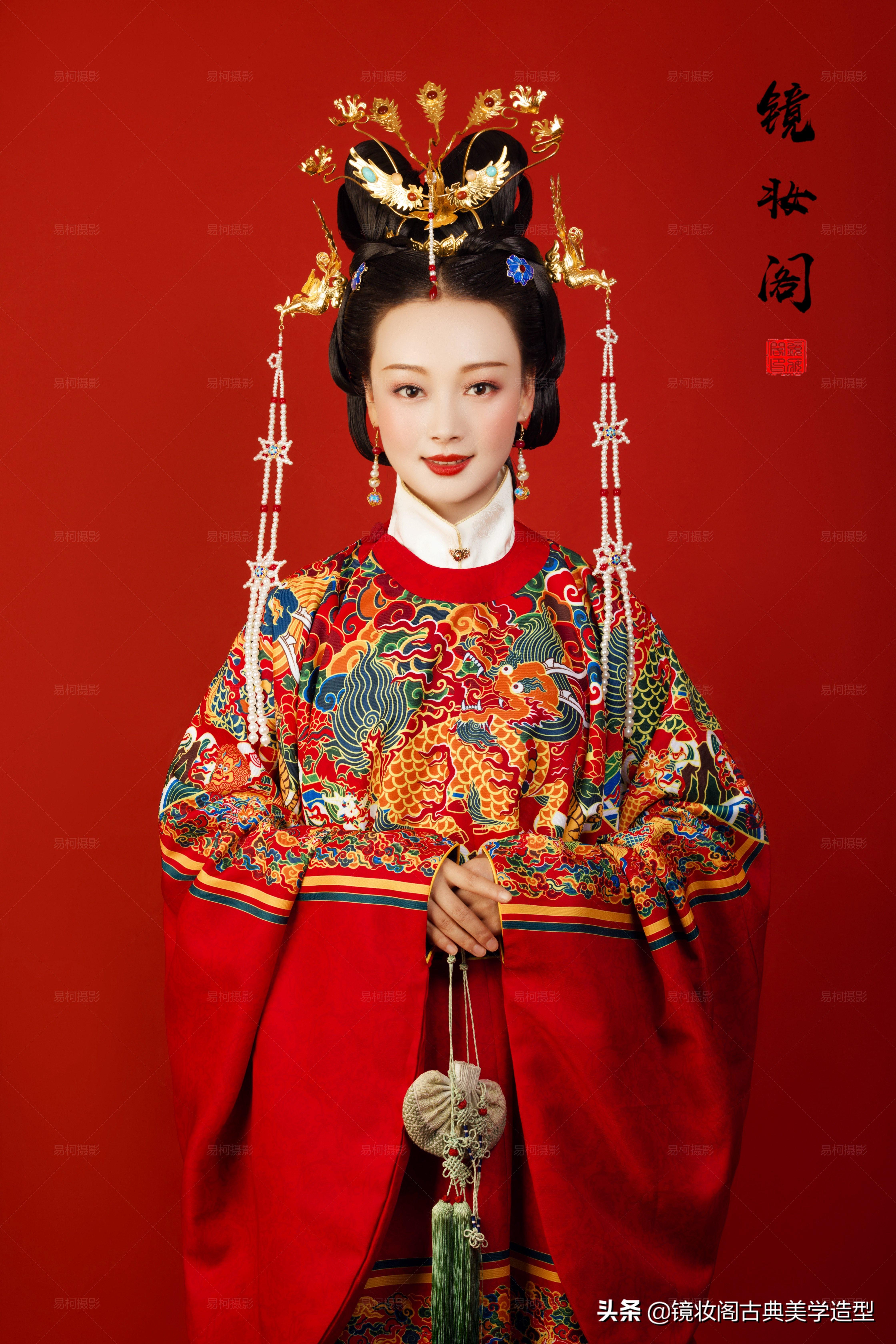 明制婚礼新娘妆容|许你凤冠霞帔一世无忧,从此清风明月长伴天涯(图2) 明制婚礼新娘妆容|许你凤冠霞帔一世无忧,从此清风明月长伴天涯(图2)