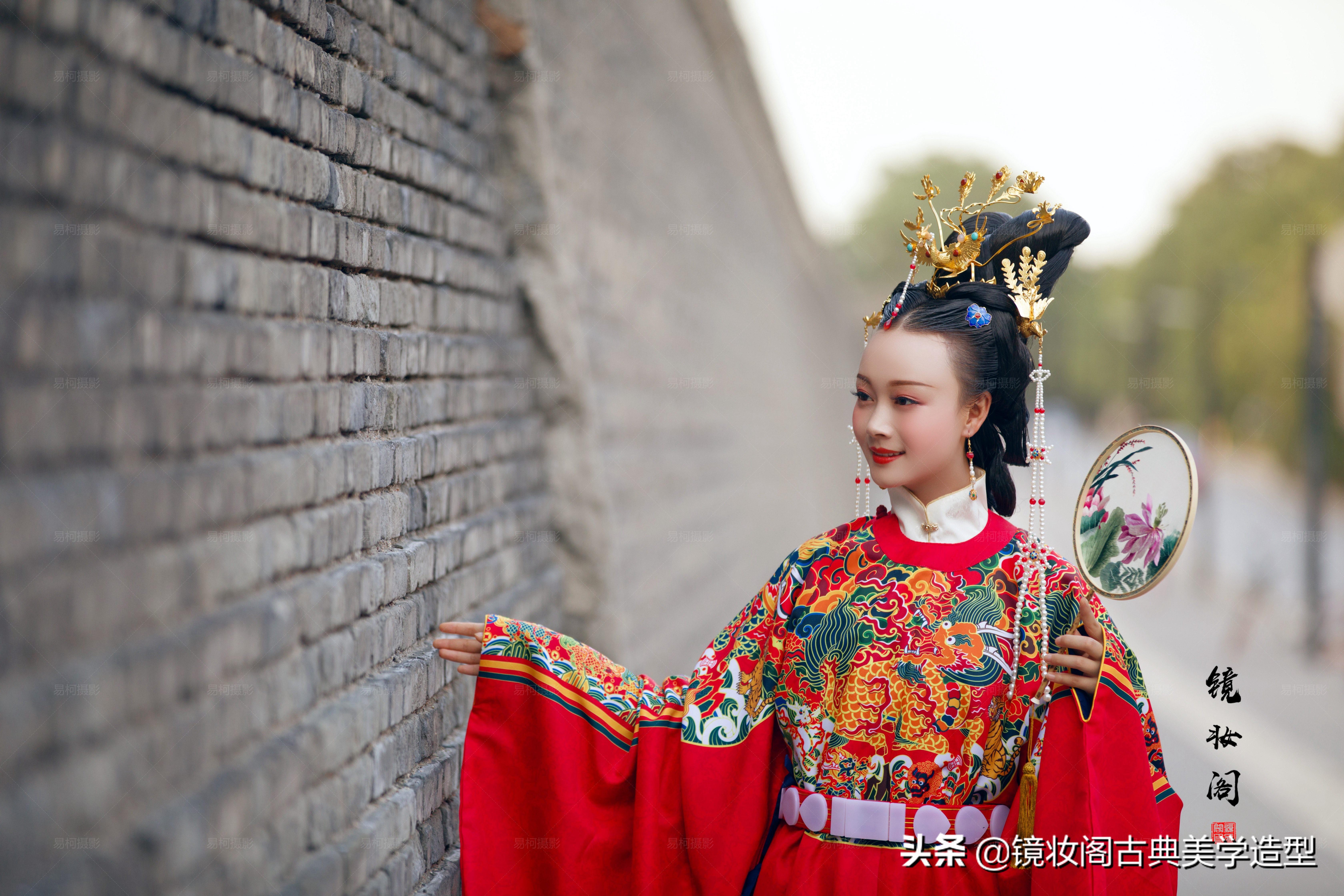 明制婚礼新娘妆容|许你凤冠霞帔一世无忧,从此清风明月长伴天涯(图8) 明制婚礼新娘妆容|许你凤冠霞帔一世无忧,从此清风明月长伴天涯(图8)