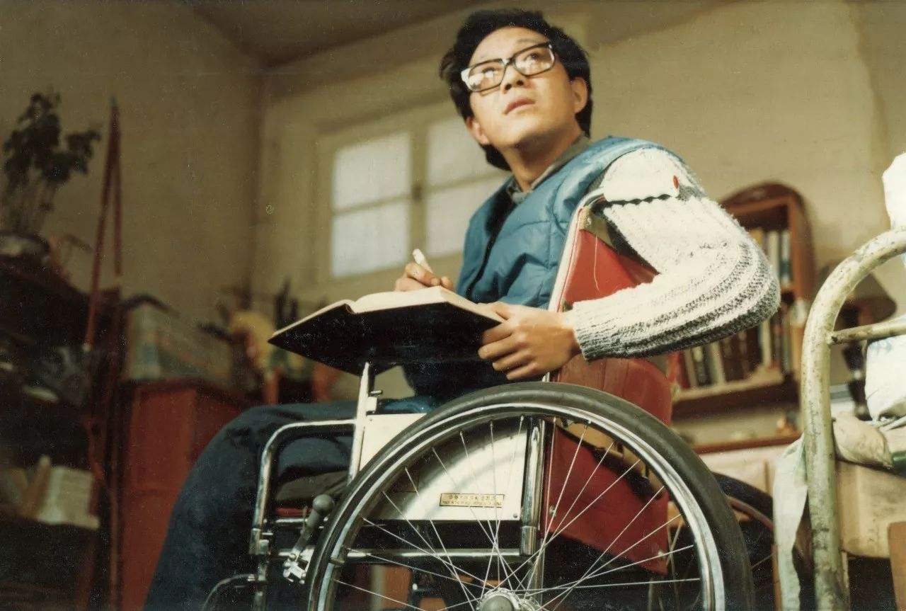 史铁生很励志的10句话，掷地有声，送给身心俱疲的你(图2)