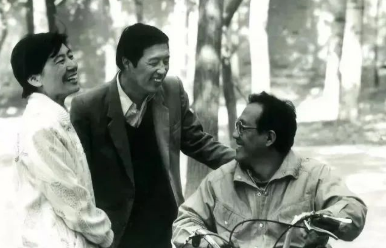 史铁生：21岁因风寒坐轮椅，47岁被诊出尿毒症，临终捐献遗体(图9)