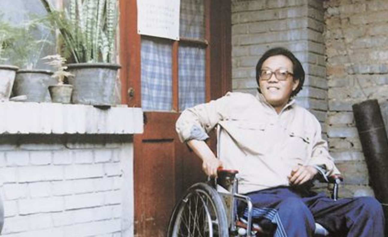 史铁生：21岁因风寒坐轮椅，47岁被诊出尿毒症，临终捐献遗体(图11)