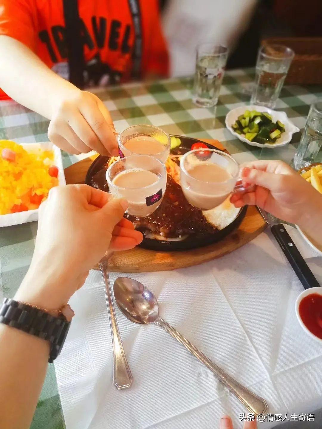 亲人相聚美好的句子，一家人吃饭暖心文案(图2)