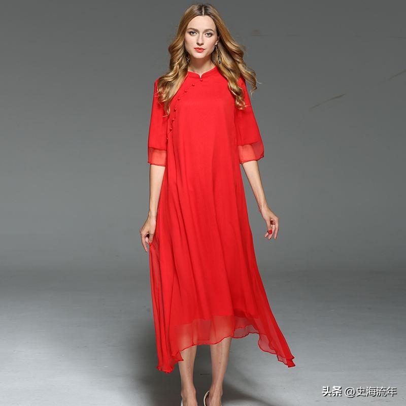 在海边留下一道道美丽的身影，她的笑靥如花，青春气息扑面而来(图2)