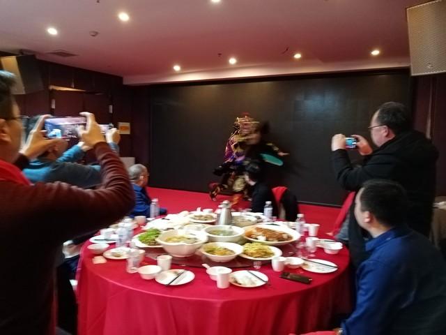 芜湖：同学结婚，收到请帖很开心，新娘竟是同寝室的小芳(图3)