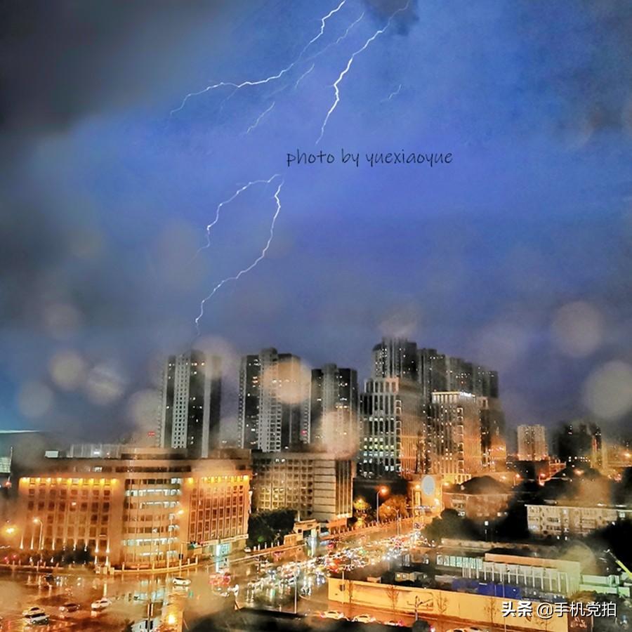 电闪雷鸣夜｜在自家窗台“手机拍闪电”，够惊吓(图3)