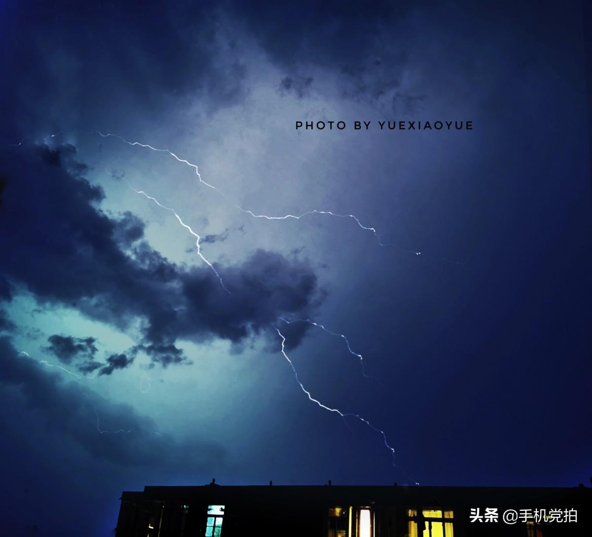 电闪雷鸣夜｜在自家窗台“手机拍闪电”，够惊吓(图10)