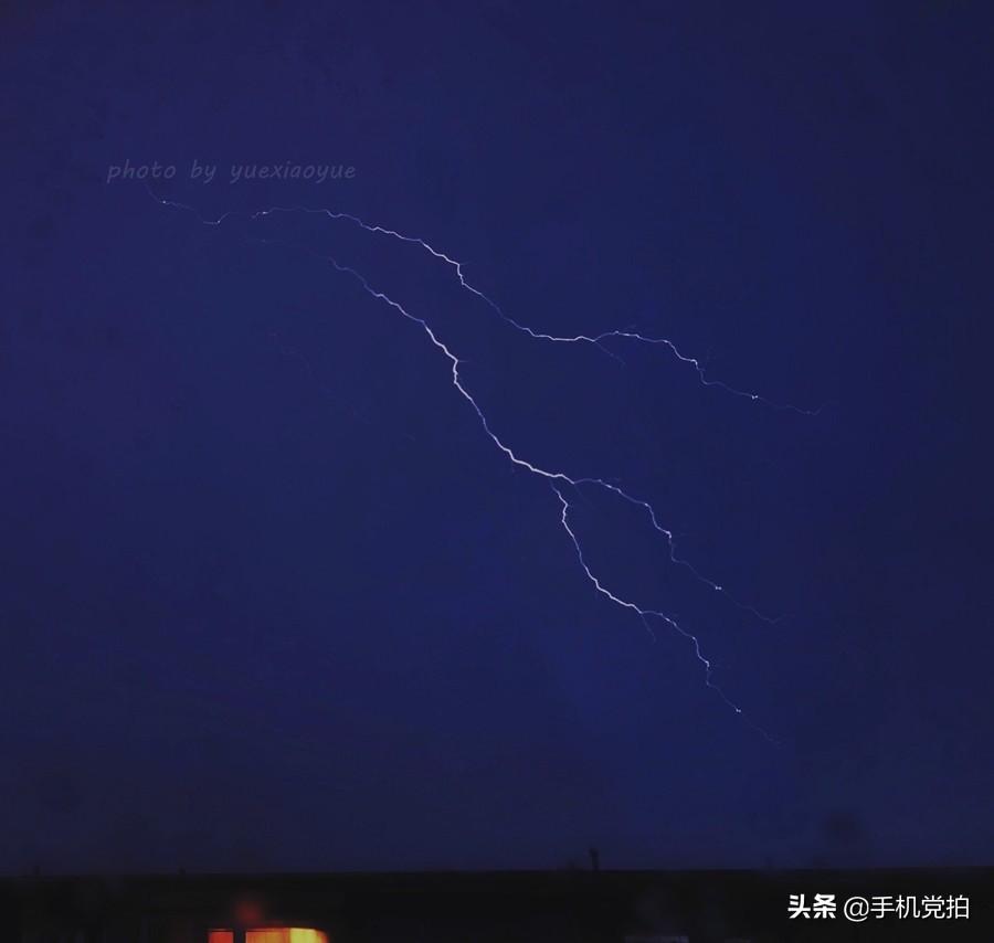 电闪雷鸣夜｜在自家窗台“手机拍闪电”，够惊吓(图12)