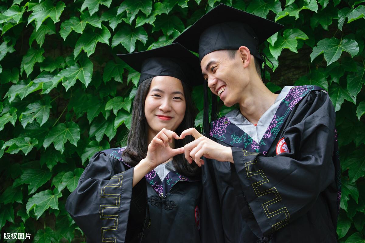 怀旧的爱情句子，回首，多少美好的时光，成为了回忆！(图1)