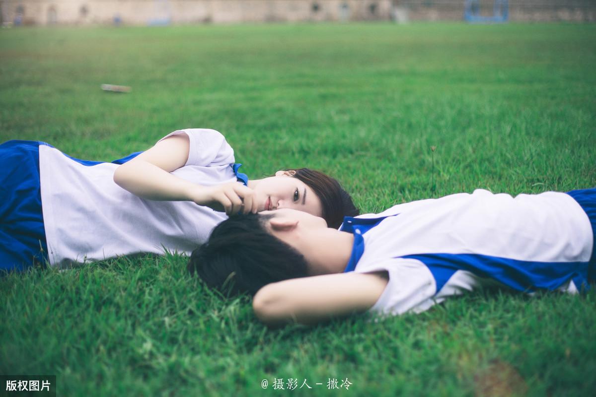 怀旧的爱情句子，回首，多少美好的时光，成为了回忆！(图3)