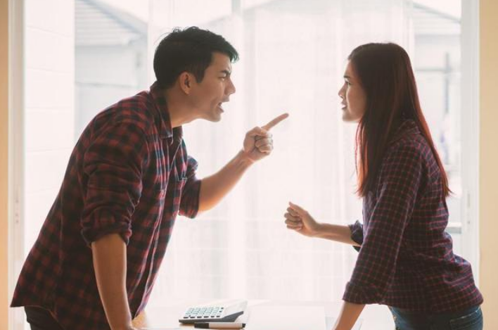 情侣之间，吵架最伤人的三句话，希望你没说过(图1)