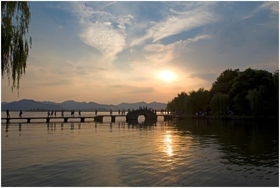 「诗词遇上名胜」西湖：涌金门外柳如烟，西子湖头水拍天(图8)