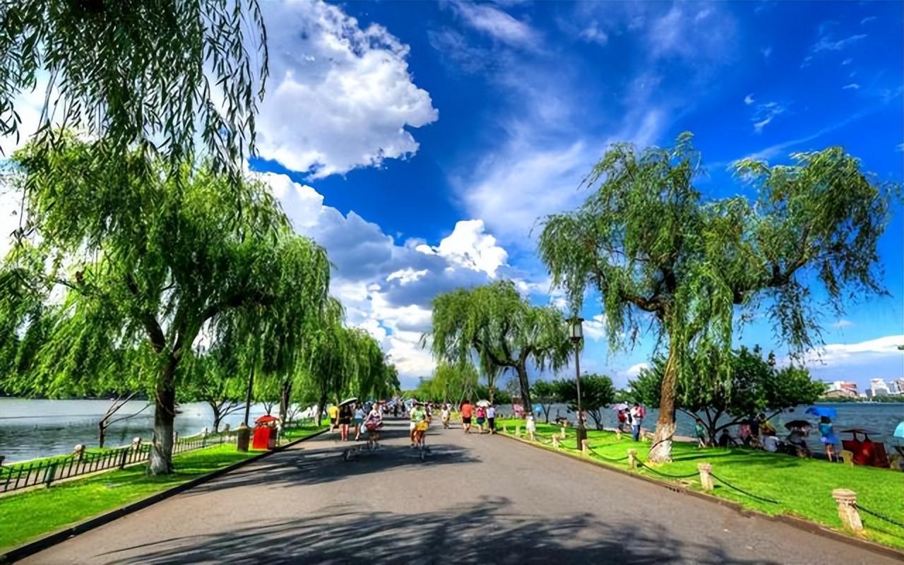 读一读西湖的绝美诗句，如烟柳色，十里荷花让人如痴如醉(图2)