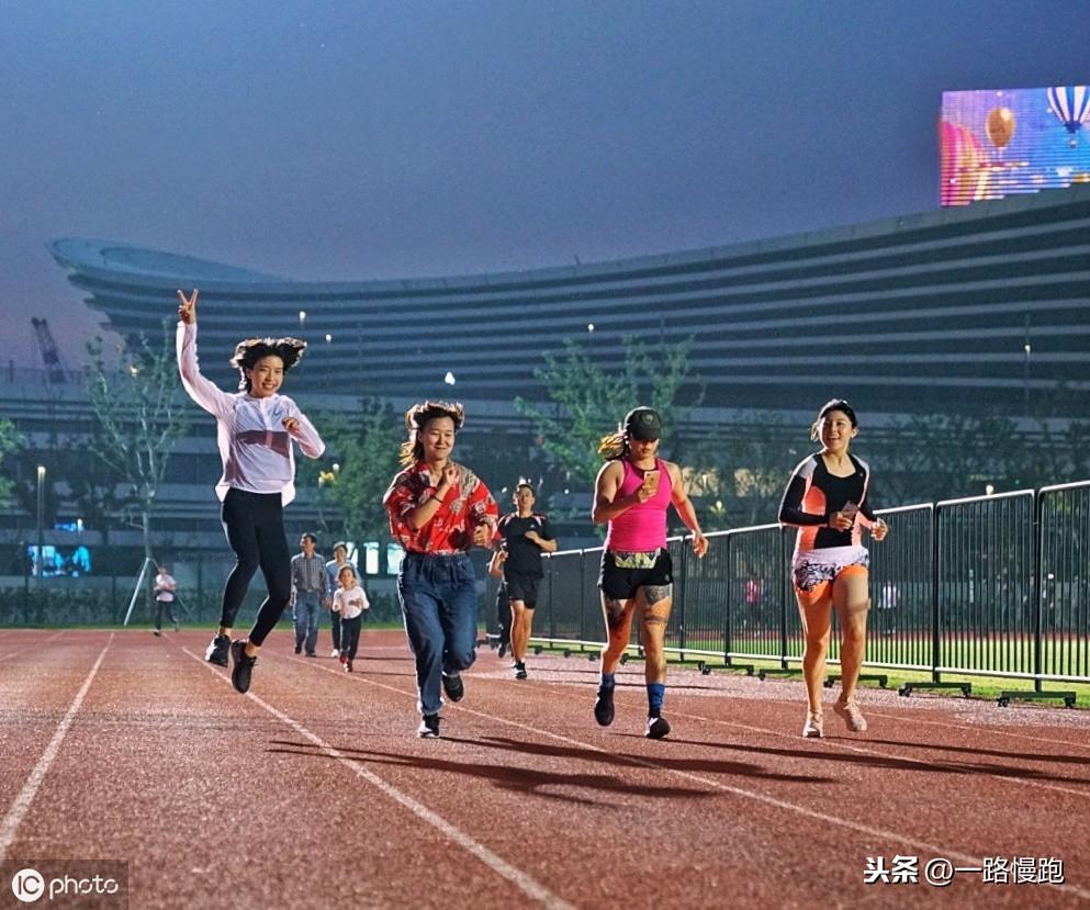 夜晚的操场是浪漫的，一不小心就跑嗨了(图3)