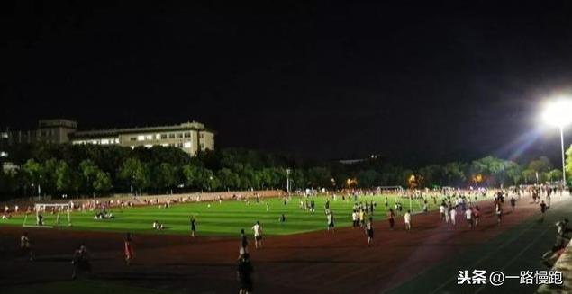 夜晚的操场是浪漫的，一不小心就跑嗨了(图5)