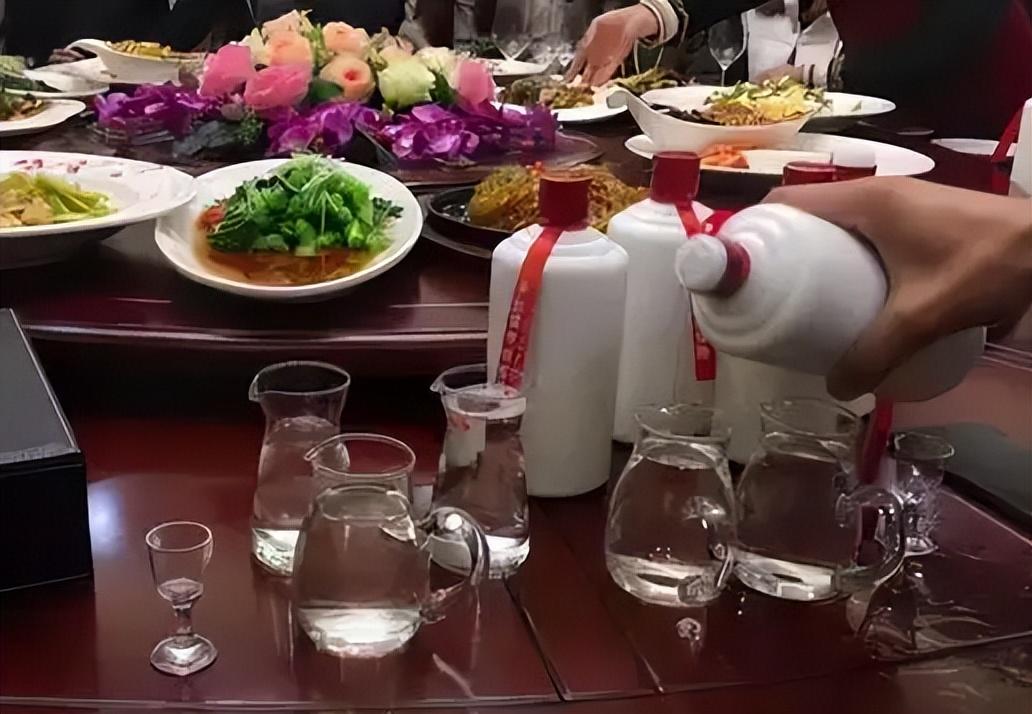 经典的15句祝酒诗词，“酒”“诗”相逢，精彩无限，适合酒桌上说(图1)