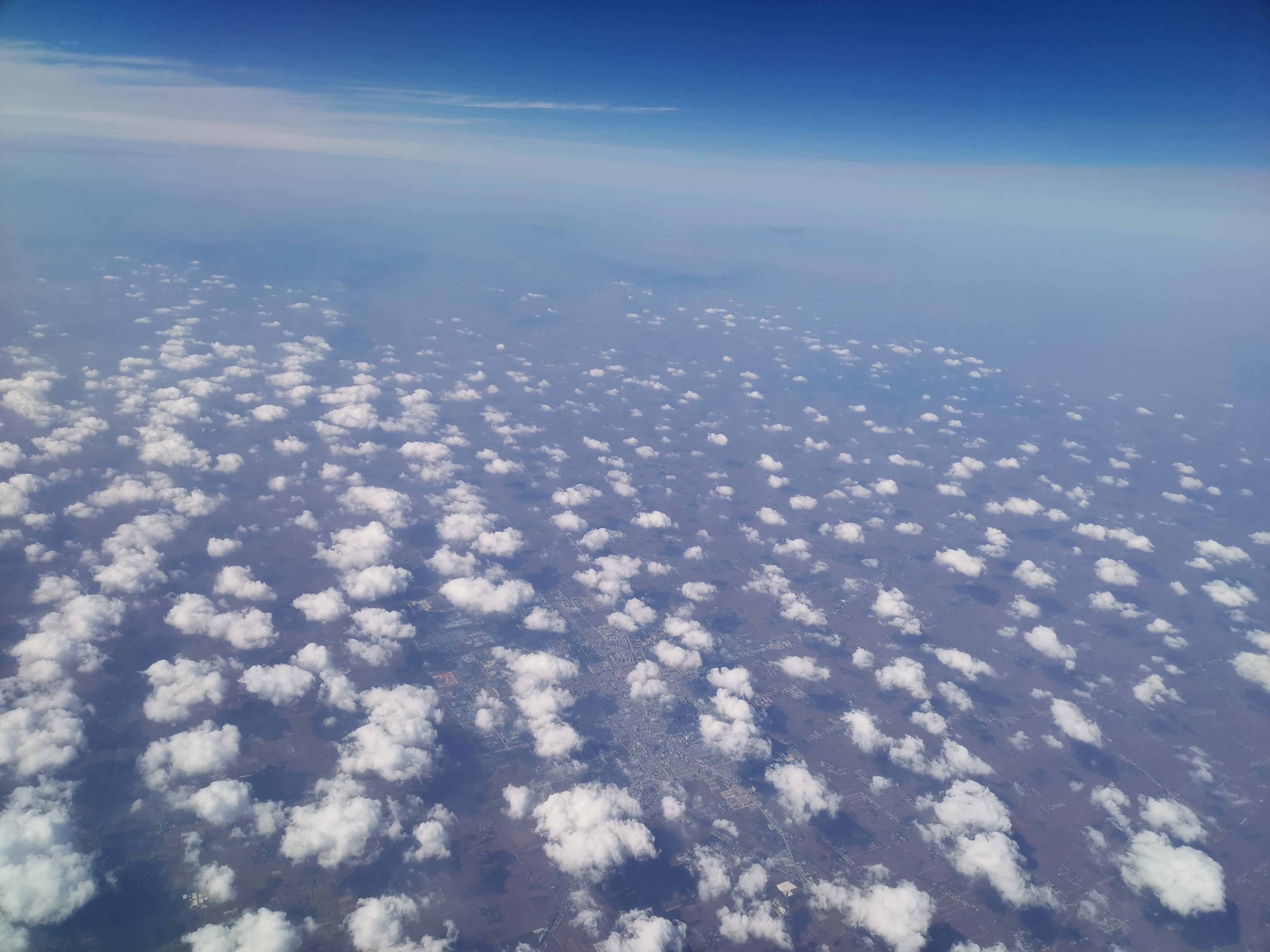 七言绝句《飞机观云》，来自万米高空的诗和照片，请问水平如何？(图1)