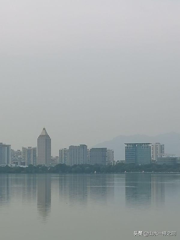 湖水淡淡，时光清浅，任岁月苍茫(图1)