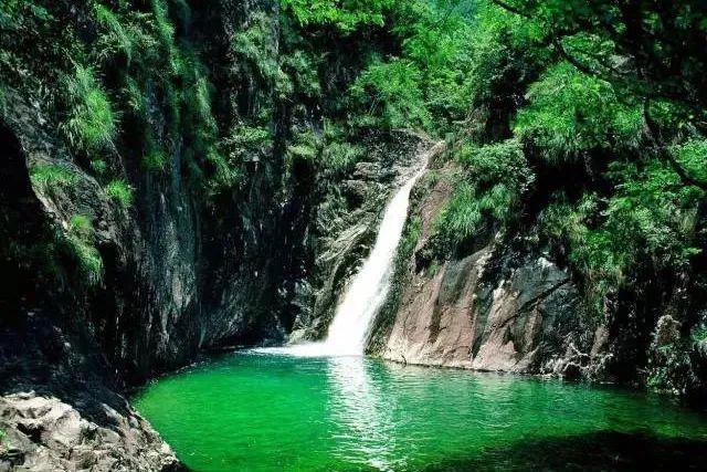 这里每个潭都是上天遗落在人间的宝器，清澈如镜的潭水宛如仙境(图1)