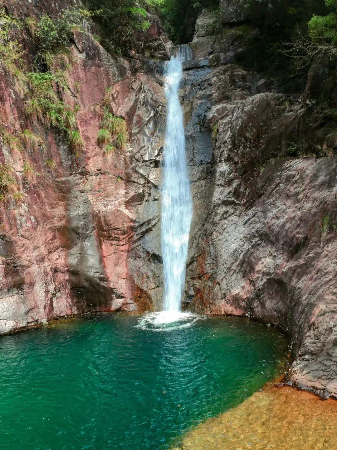 这里每个潭都是上天遗落在人间的宝器，清澈如镜的潭水宛如仙境(图6)