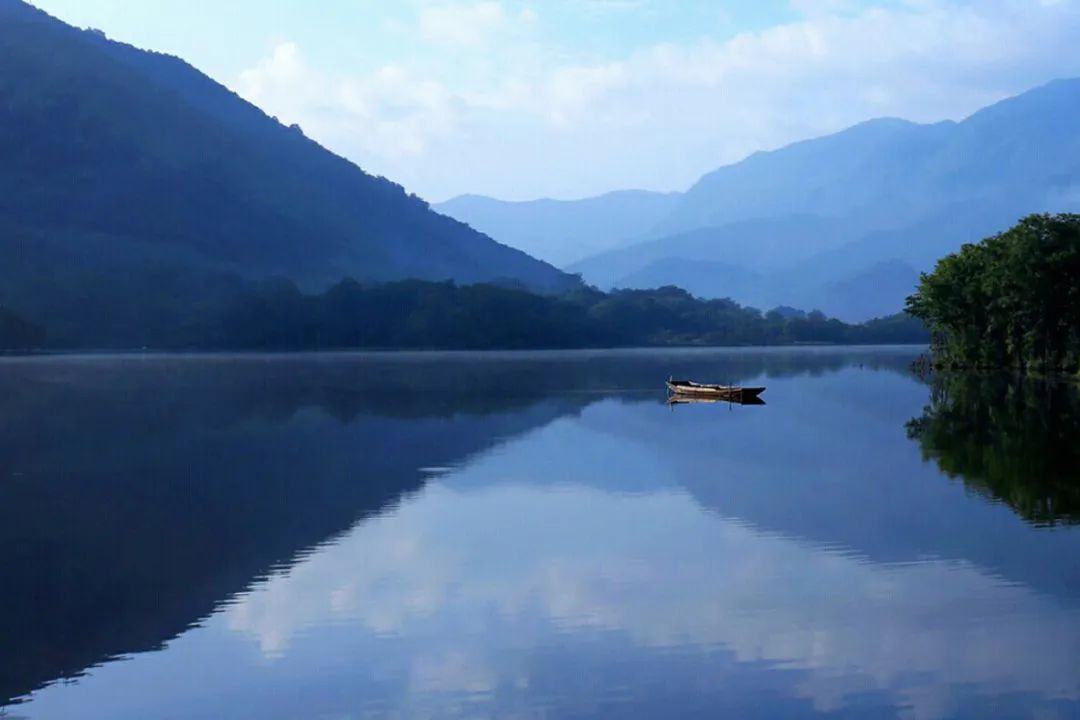 这里每个潭都是上天遗落在人间的宝器，清澈如镜的潭水宛如仙境(图11)