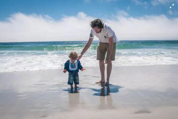 周末时光机 | 筷子兄弟《父亲》英文版：愿时光慢些，不要再让你变老了(图2)