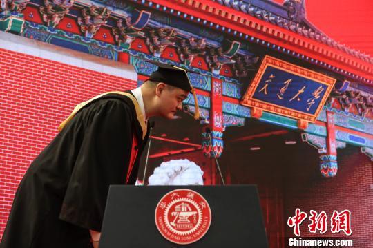 历时7年姚明从上海交大本科毕业 发言“开涮”世界杯(图2)