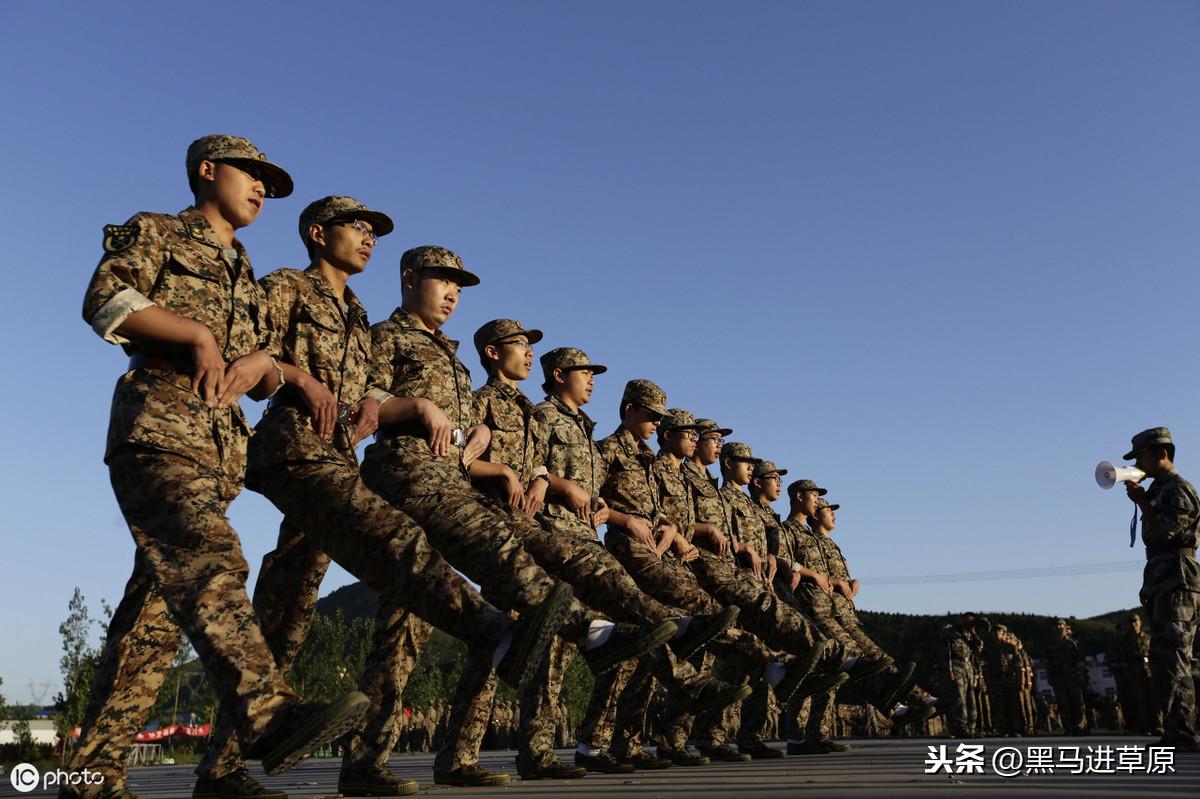 《当代军人诗词》(军训颂)(图1) 《当代军人诗词》(军训颂)(图1)