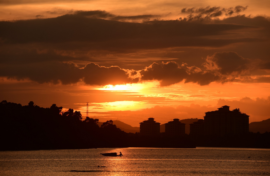 莫道桑榆晚 为霞尚满天，诗人笔下的晚霞，在古诗词中领略自然美景(图9)