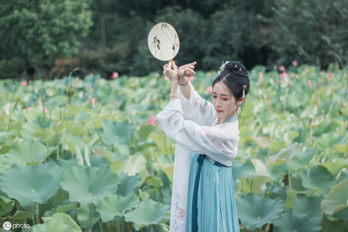 45句描写荷花的唯美古诗词：荷叶罗裙一色裁，芙蓉向脸两边开(图1)