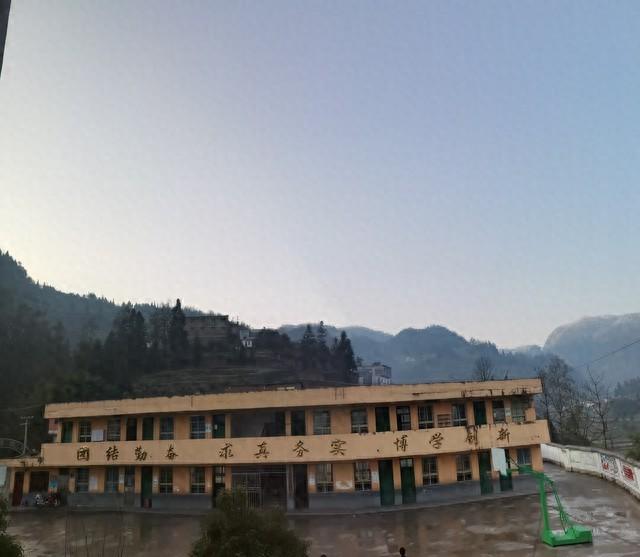 养成学霸班级：团结努力，山村学子的光荣篇章(图1)