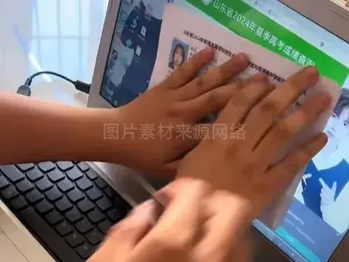 班级垫底女生高考461分喜极而泣，励志故事感动千万人(图2)