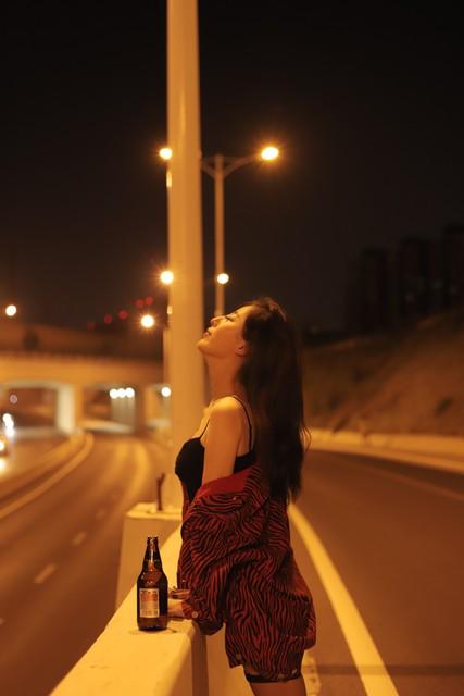 自拍照配文高级感||放下忧虑轻轻拥抱自己，风来听风，雨来听雨(图1)