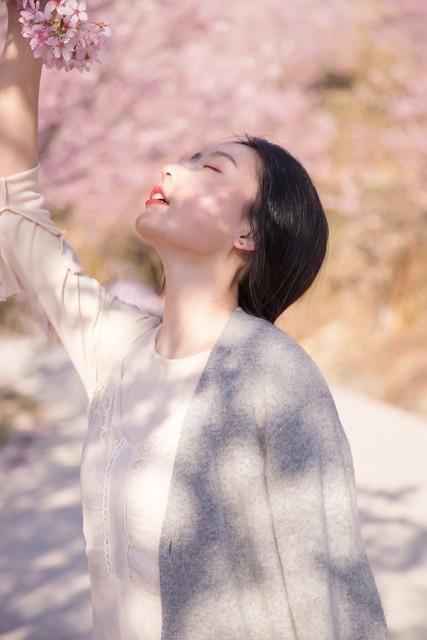 自拍照配文高级感||放下忧虑轻轻拥抱自己，风来听风，雨来听雨(图5)