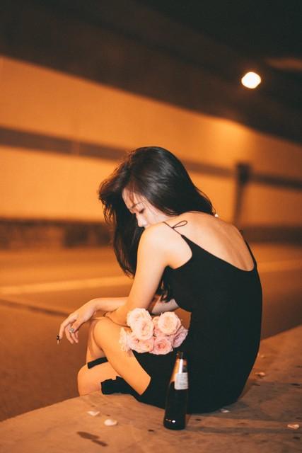 自拍照配文高级感||放下忧虑轻轻拥抱自己，风来听风，雨来听雨(图9)