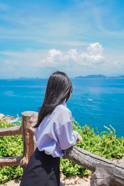 自拍照配文高级感||放下忧虑轻轻拥抱自己，风来听风，雨来听雨(图11)