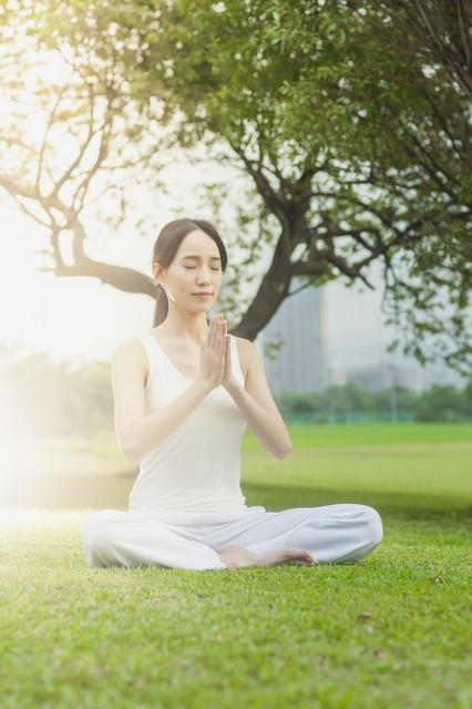 自拍照配文高级感||放下忧虑轻轻拥抱自己，风来听风，雨来听雨(图12)