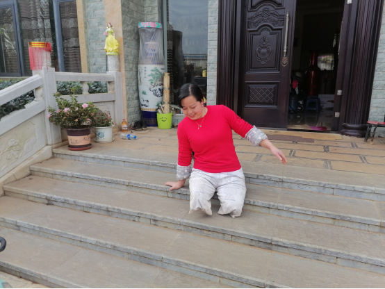 遭遇车祸不幸双腿截肢 云南陆良“板凳姐”朱琼芬的励志故事令无数网友感动(图1)