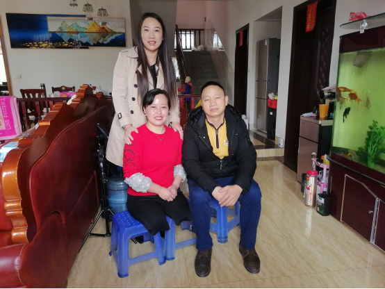 遭遇车祸不幸双腿截肢 云南陆良“板凳姐”朱琼芬的励志故事令无数网友感动(图2)